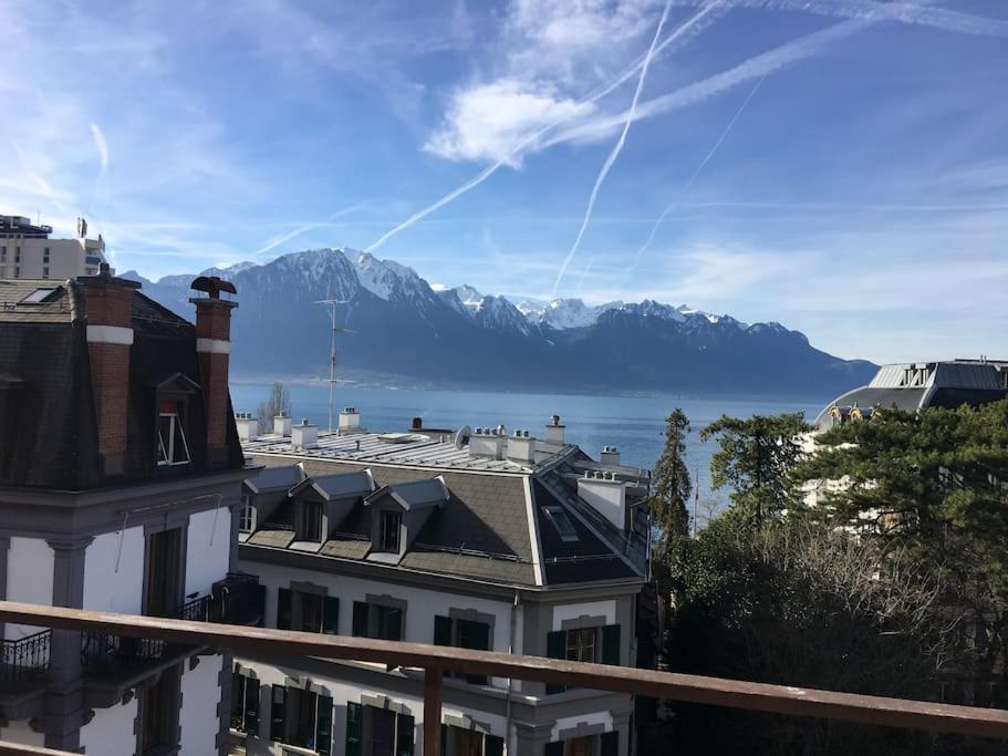 蒙特勒Loft with rooftop, stunning view of the lake!的从大楼内可以欣赏到水景和山景