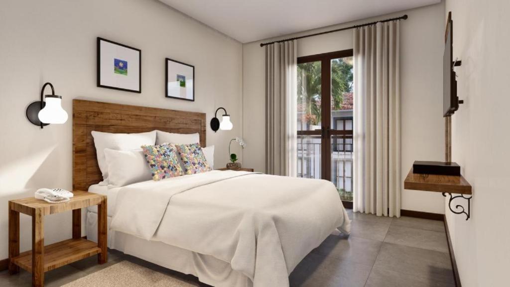 皮雷诺波利斯Quinta Santa Bárbara Eco Resort的卧室设有一张白色大床和一扇窗户。