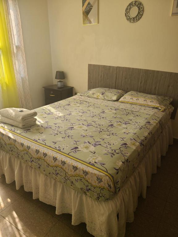 特古西加尔巴Hospedaje Casa de Luna的一间卧室配有一张床铺,床上有毯子
