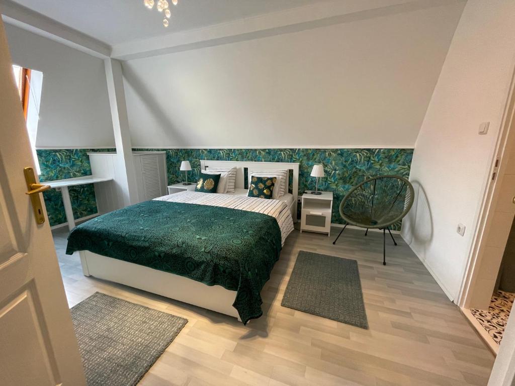 伊高尔Kétpáva Vendégház的一间卧室配有一张带绿毯的大床
