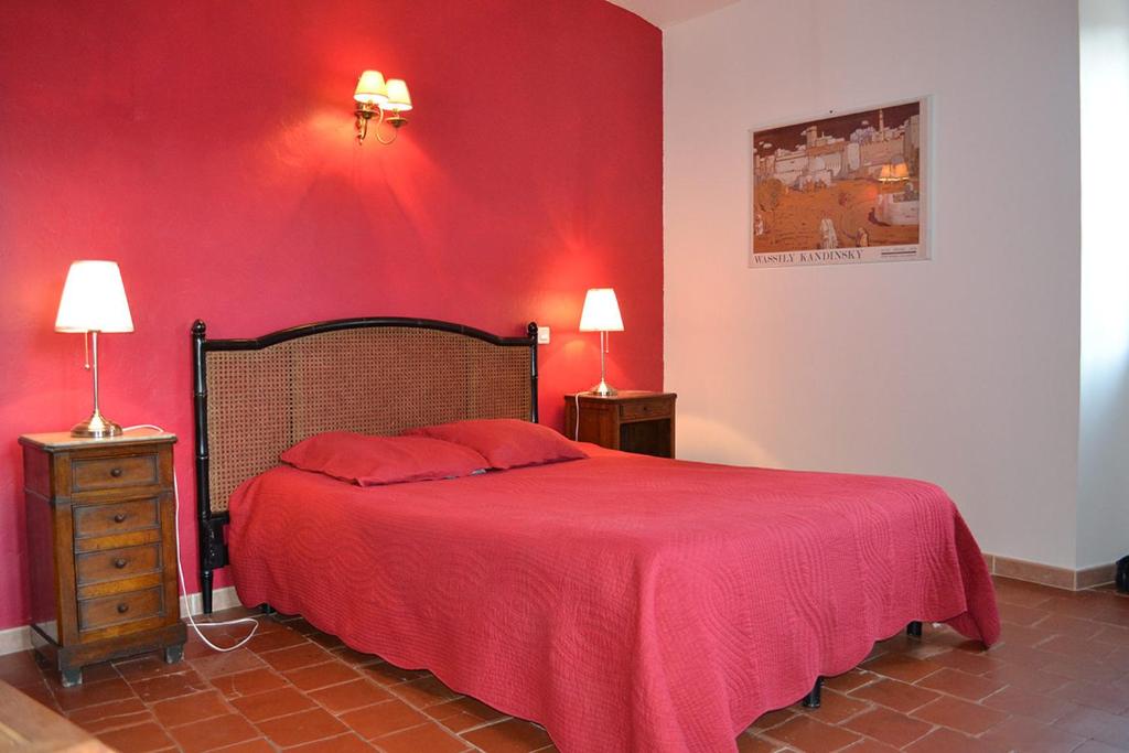 卡伦扎纳a Casa的红色卧室,配有床和2个床头柜