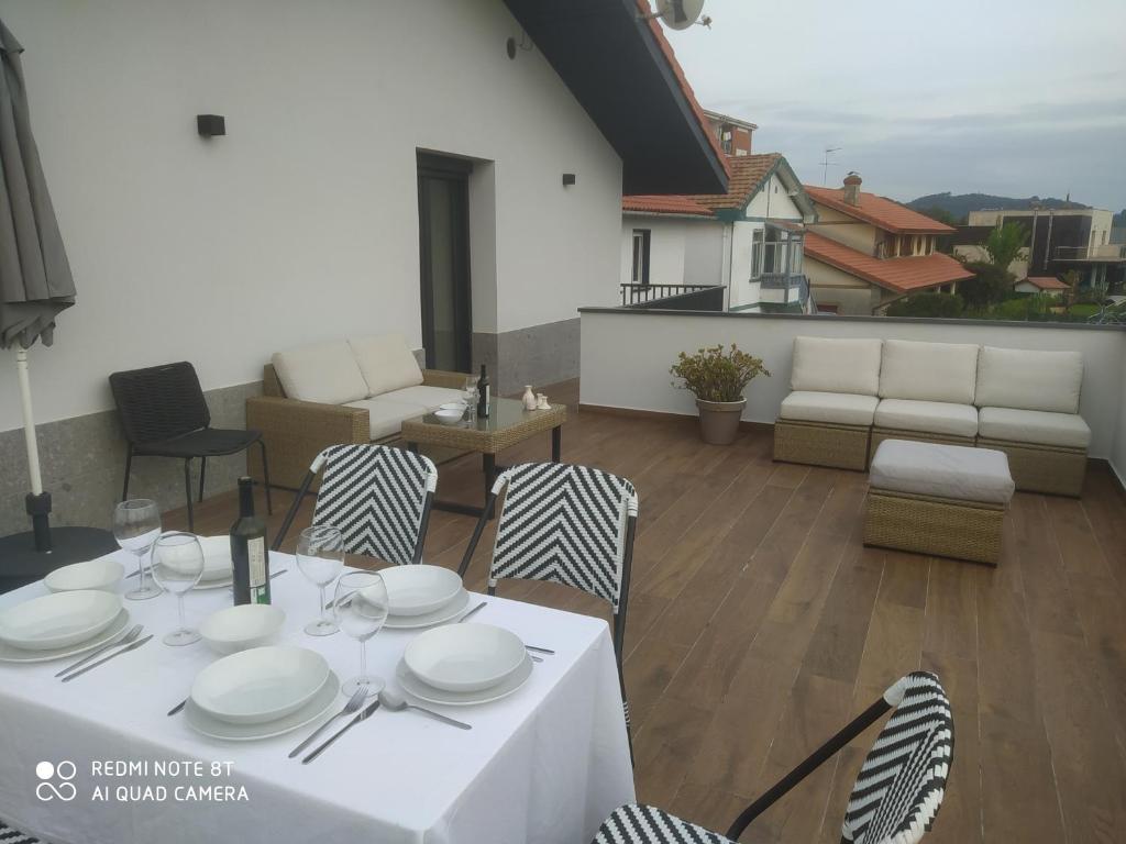 BerangoAldaiondo的屋顶庭院配有白色的桌椅