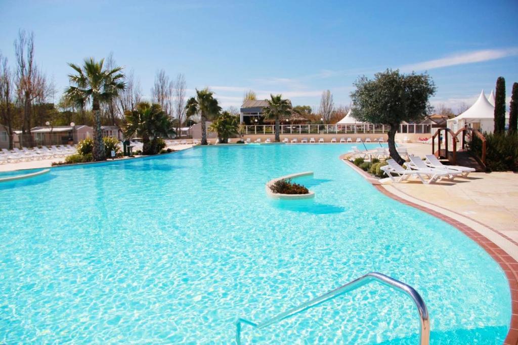 维亚斯Mobil-Home Clos 14 à VIAS的度假村内一个蓝色的大泳池