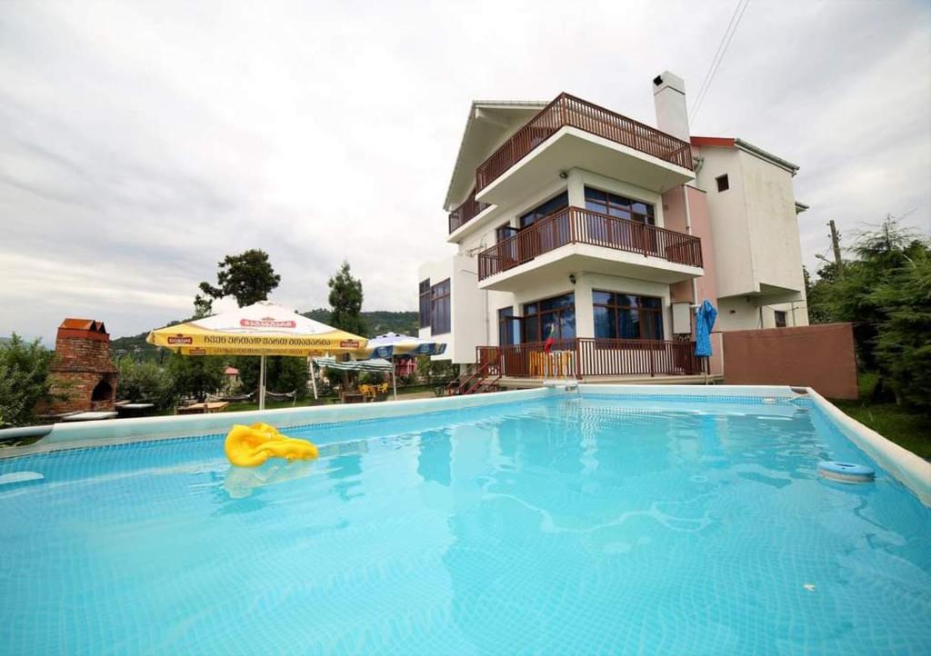 巴统Gonio Hills • Batumi的房屋前的大型游泳池