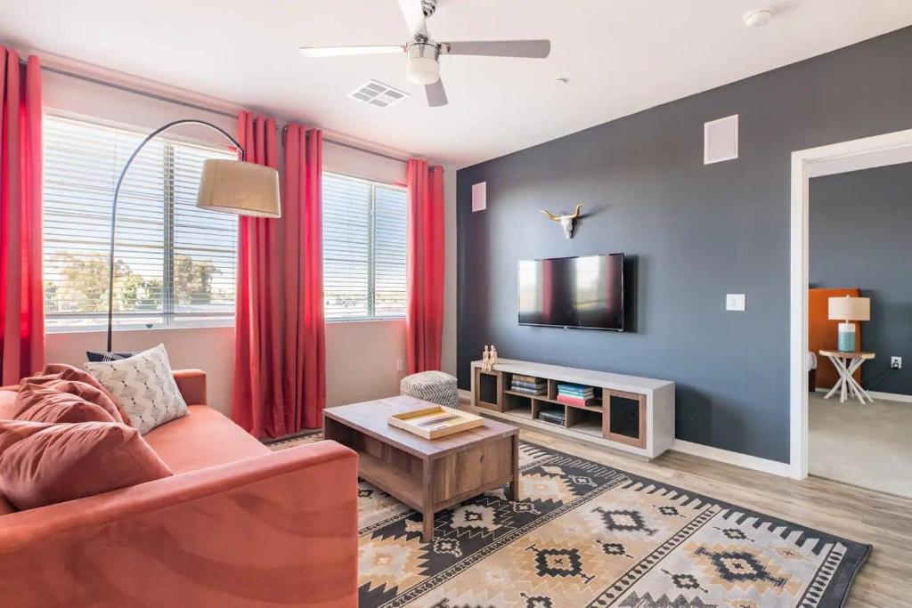凤凰城Modern CozySuites - paradise under the palm trees!的客厅配有红色沙发和电视