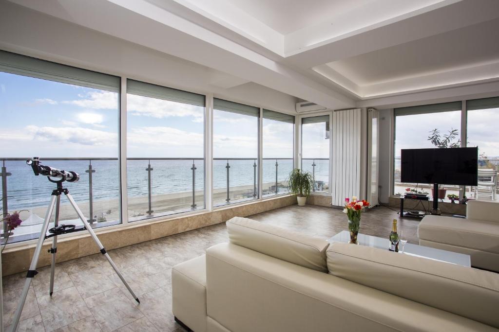 马马亚Sea View Penthouse Mamaia的大型海景客厅