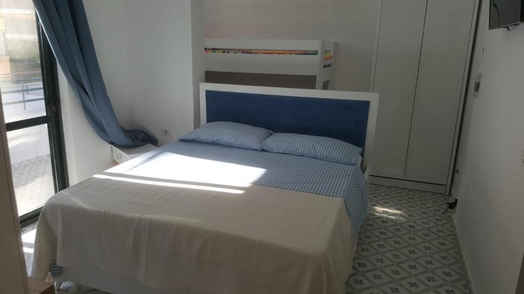 格勒姆Villa-Hotel Ludianna的一张带蓝色床头板的睡床