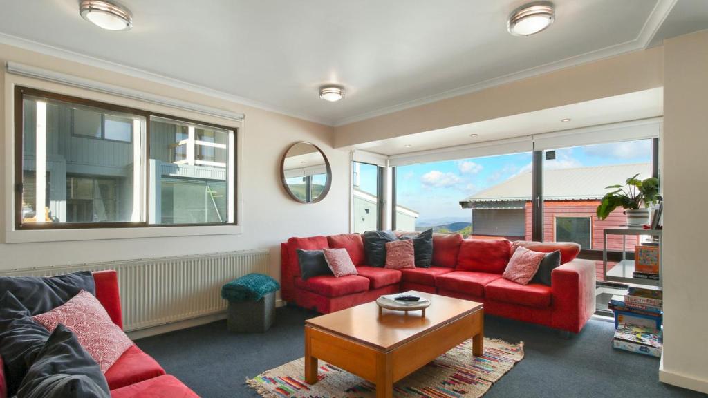 荷斯安山Lawlers 30的客厅配有红色家具和大窗户