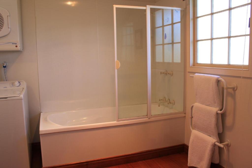 LongfordWoolmers Estate的带淋浴和浴缸的浴室