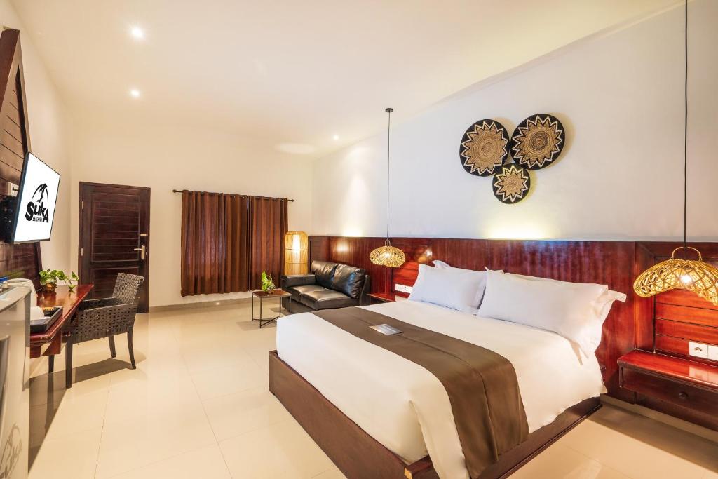 库塔苏卡海滩酒店的一间卧室设有一张床和一间客厅。