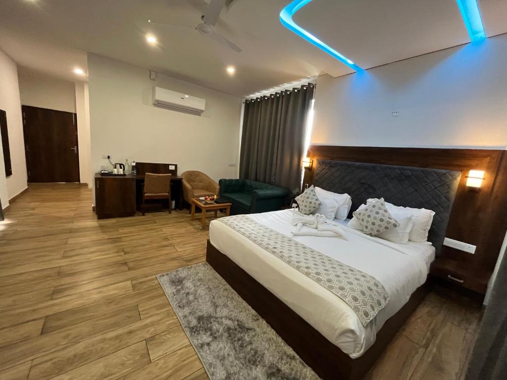达兰萨拉Click Collection The Abode, Dharamshala的酒店客房设有一张大床和一张书桌。