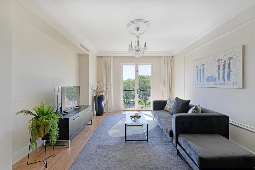 开普敦Unit 305 Cape Royale Luxury Apartments的带沙发和电视的客厅