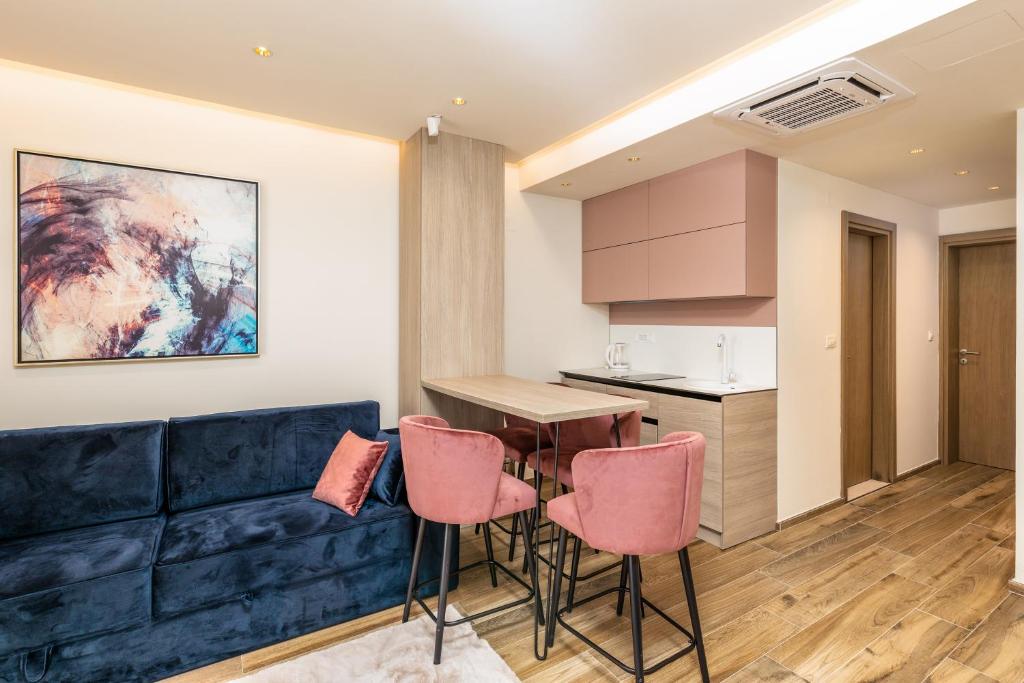 Hotel Vila Hedonija的厨房或小厨房