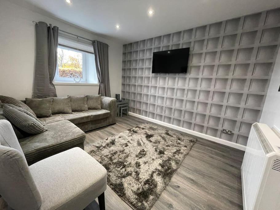 爱丁堡Lovely City Home的带沙发和平面电视的客厅