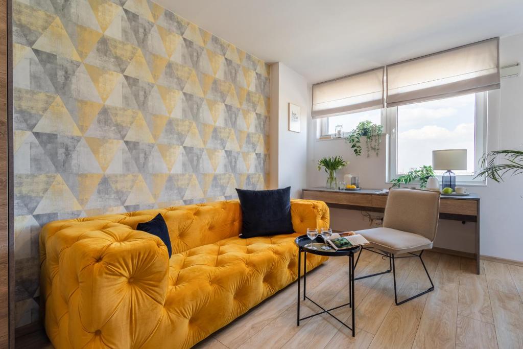 弗罗茨瓦夫Starter 24 Wrocław的客厅配有黄色的沙发和桌子