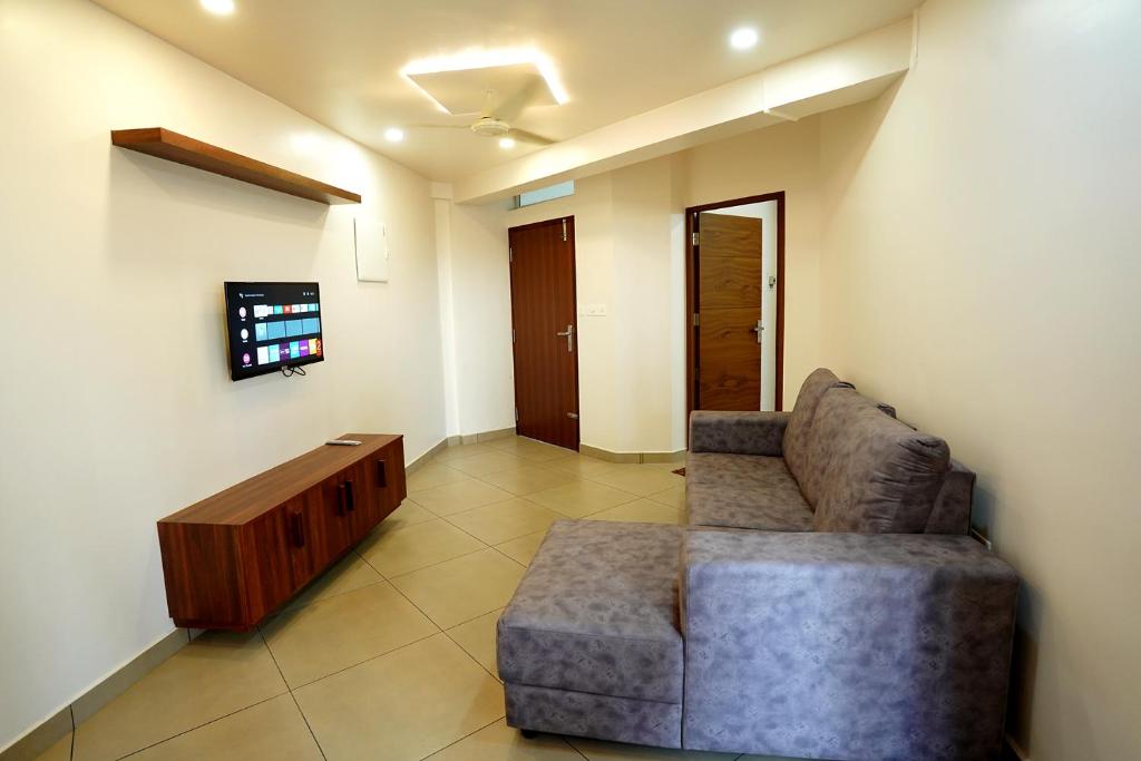 埃尔讷古勒姆Kadampanattu's Homestay的带沙发和电视的客厅