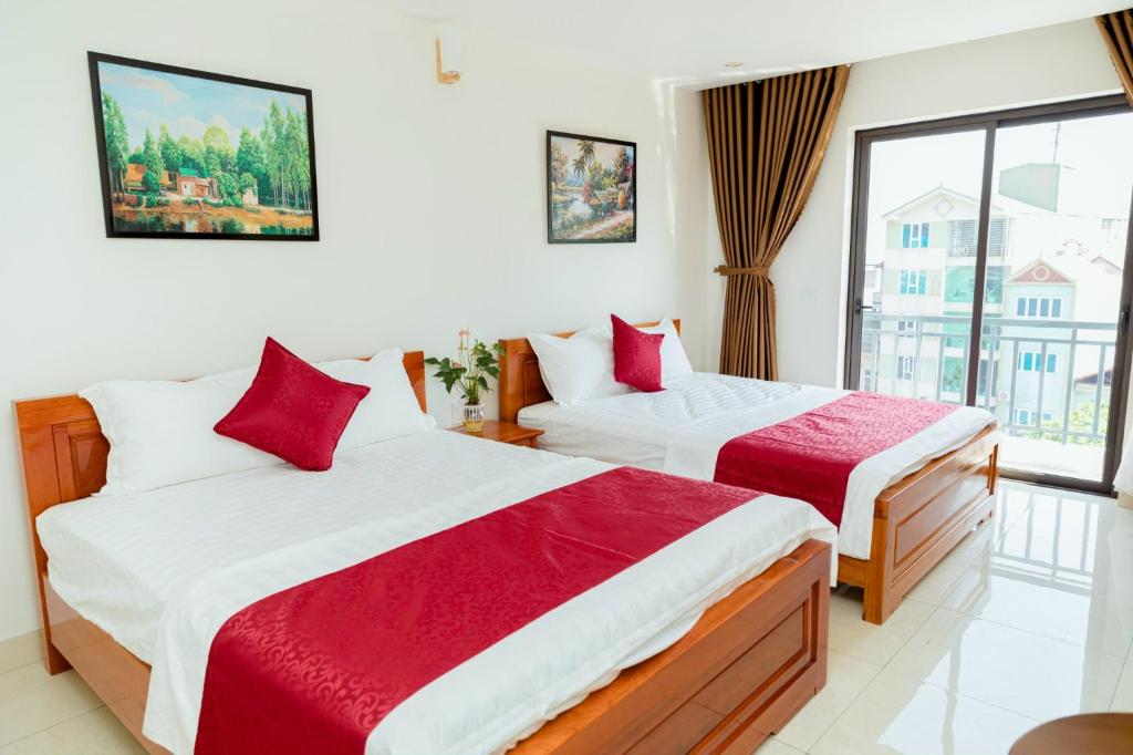 河内Vĩnh Sơn Nội Bài的带窗户的客房内的两张床