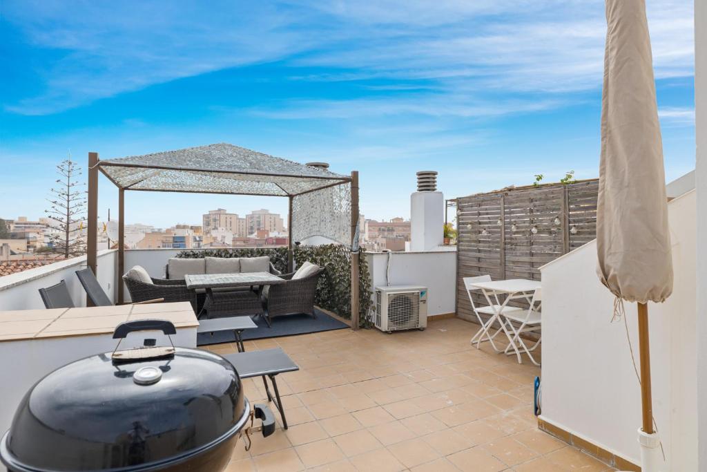 福恩吉罗拉Smart rooftop in Fuengirola Ref 212的屋顶庭院设有烧烤设施和桌子。