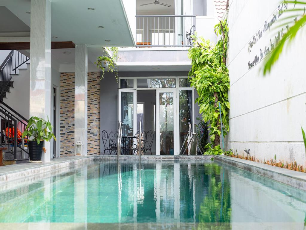 会安HA Hero Hoian Pool House的房屋中间的游泳池