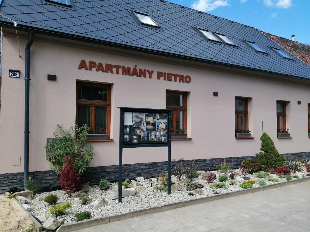 奥拉夫斯基波扎莫克APARTMÁNY PIETRO的前面有标志的建筑