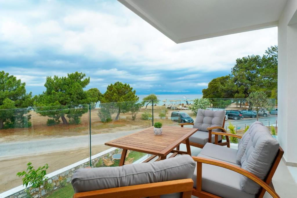 普利瑙港湾Sentimento Sea Breeze的一个带桌椅的海景庭院