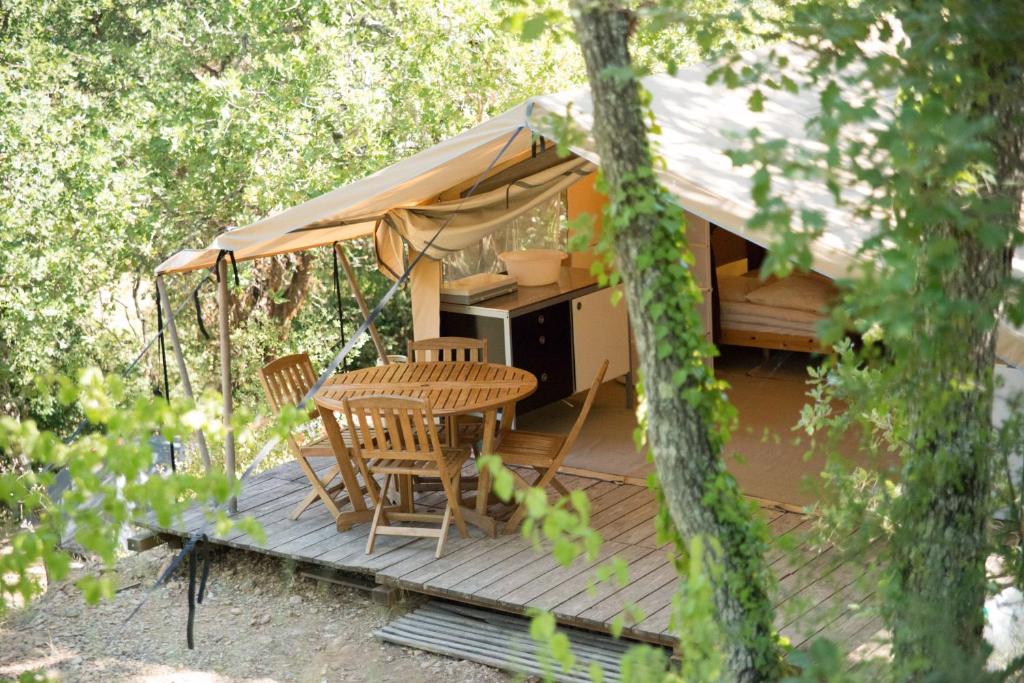 韦尔东的埃斯帕隆拉格朗阁娜露营地的小屋在甲板上配有桌椅