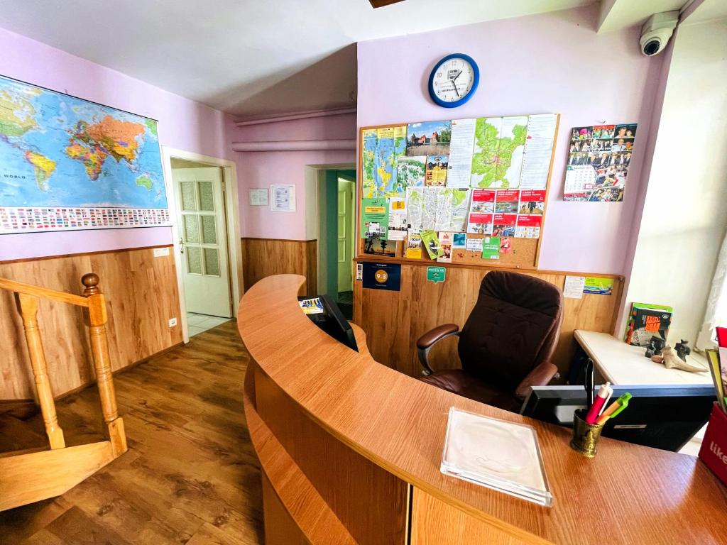 维尔纽斯米卡洛旅舍的墙上有桌子和时钟的教室