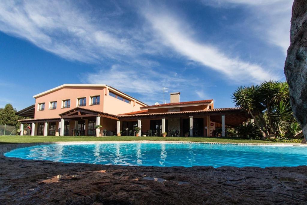 卡布拉斯Agriturismo Villa Gaia的一座房子前面设有游泳池