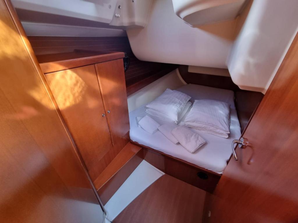 伊佐拉Sail boat ANIMATO的小房间,船上有两个白色枕头
