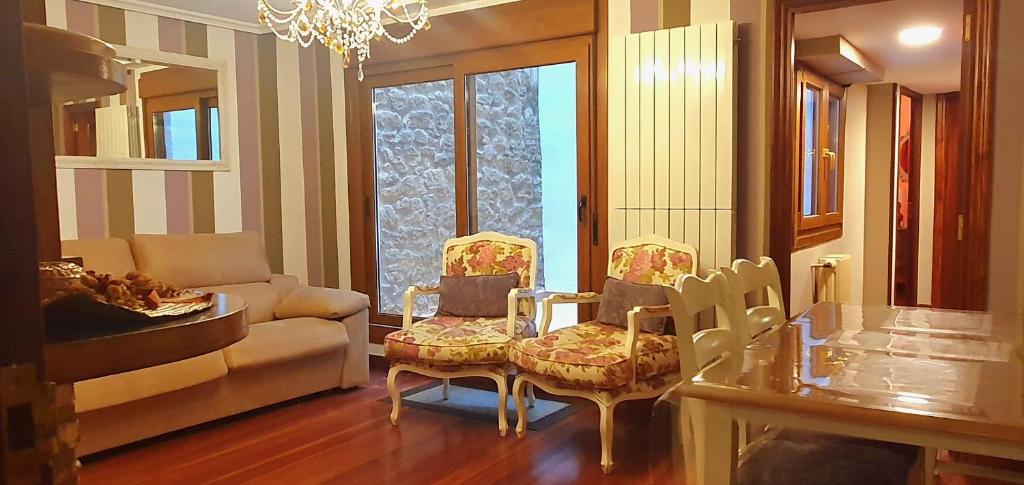 拉瓜迪亚La Casa de Lorenzo的客厅配有沙发和桌椅