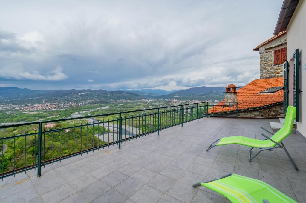 韦扎诺利古雷Comfy & Roomy Apt - View on the Ligurian Hills!的美景阳台,配有两把椅子
