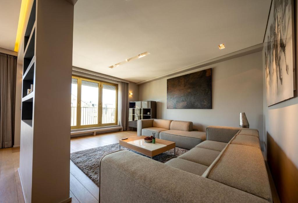 卢森堡Core Luxembourg City- Luxury Brands Street的客厅配有沙发和桌子