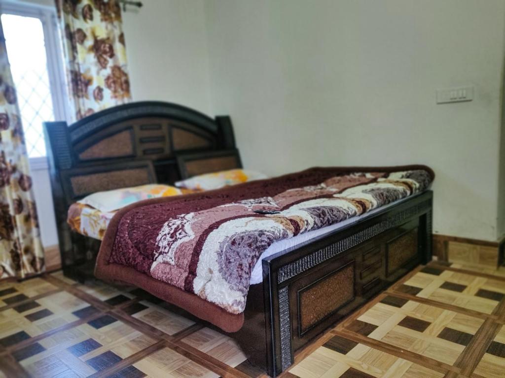 德拉敦Gaharwar Home Stay的一间卧室配有一张木架床