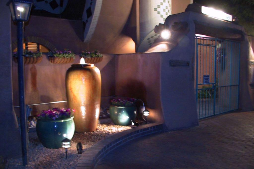 阿尔伯克基Casas de Suenos Old Town Historic Inn, Ascend Hotel Collection的一条有盆栽和蜡烛的有灯光的小巷