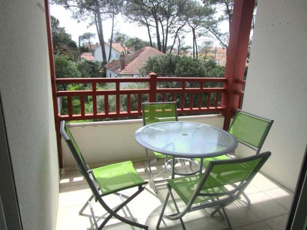 卡布勒通Appartement Capbreton, 3 pièces, 4 personnes - FR-1-239-453的阳台配有玻璃桌椅