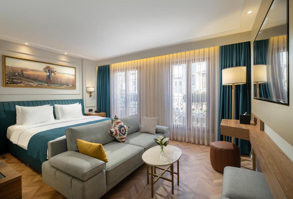 伊斯坦布尔Royan Suites的酒店客房,配有床和沙发