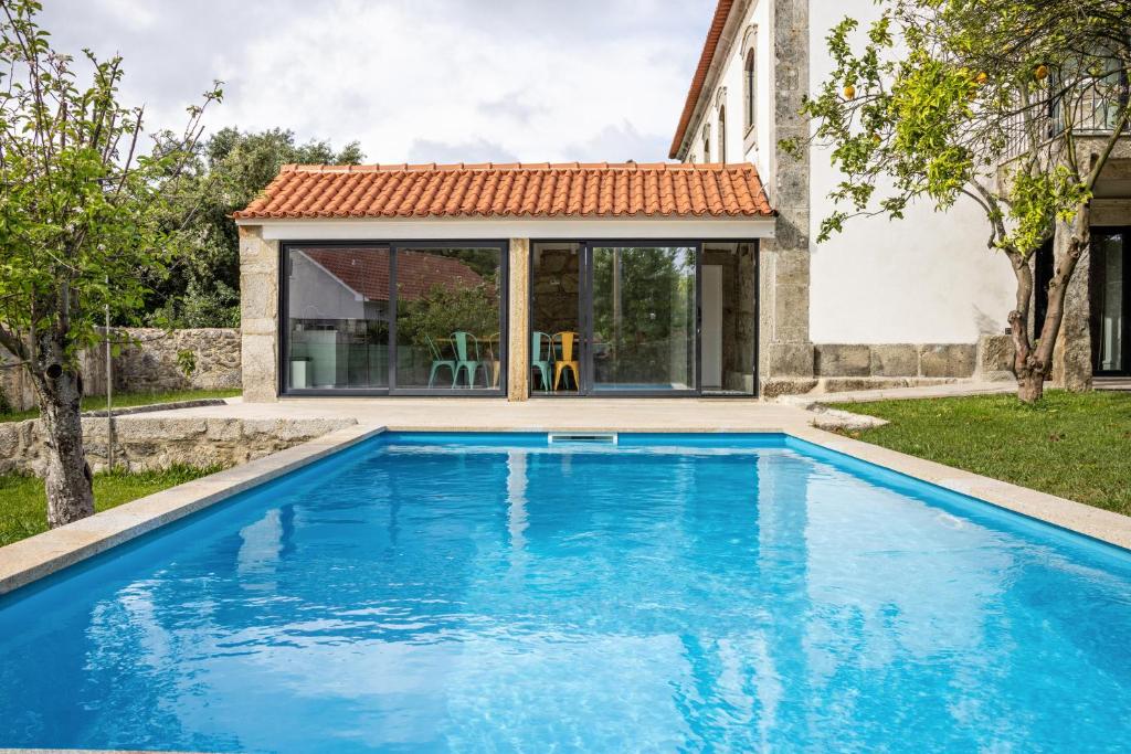 Vila de PunheCasa do Mestre Studio的房屋前的游泳池