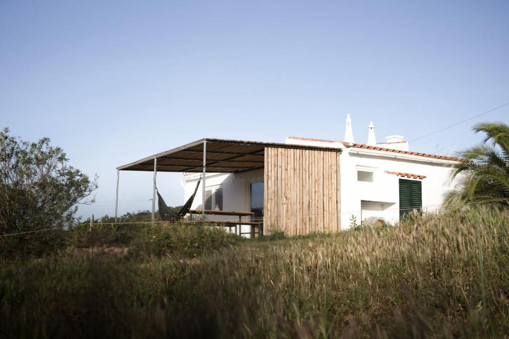 阿尔热祖尔Casa Mini & Casa Mia的山顶上带木屋顶的房子