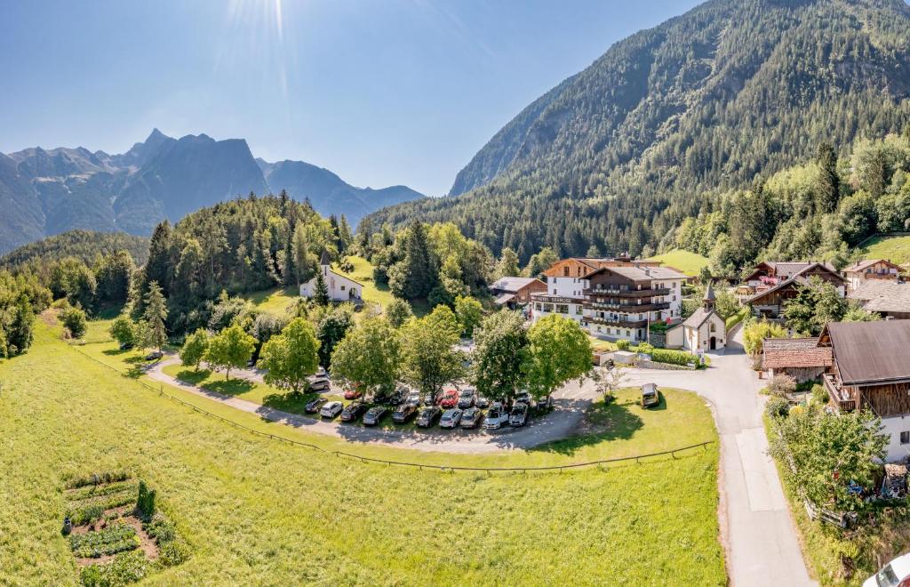 厄茨西哈特西罗斯酒店的享有度假胜地的空中景致,以山脉为背景
