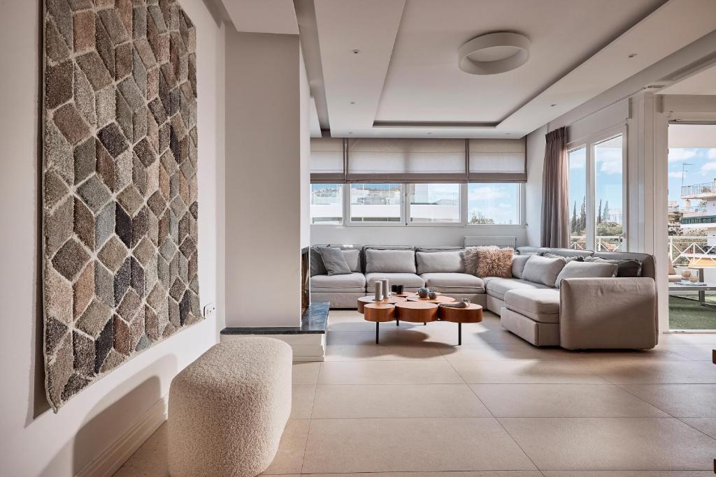 雅典Elaia Luxury Selections Opal的客厅配有沙发和桌子