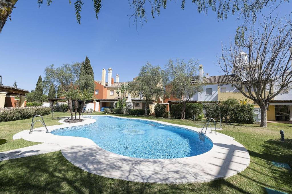 圣玛丽亚港Los Jandalos的一座房子的院子内的游泳池