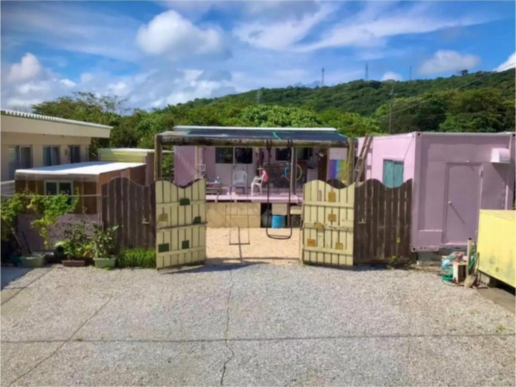 名户GUEST HOUSE SUMIRE - Vacation STAY 34298v的紫色的房子,设有门和栅栏