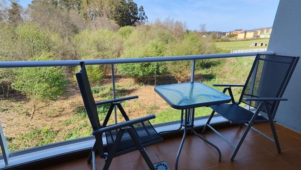 巴雷罗斯O meo refuxio的美景阳台配有两把椅子和一张桌子