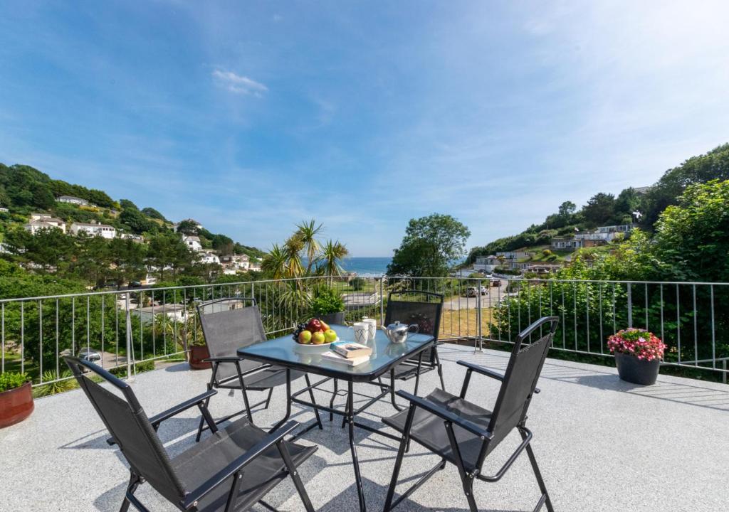 Saint MartinVilla 49 Millendreath Beach Resort的海景露台配有桌椅