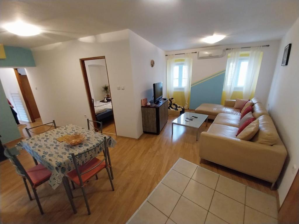 木洛希尼Apartmani Jadran的客厅配有沙发和桌子