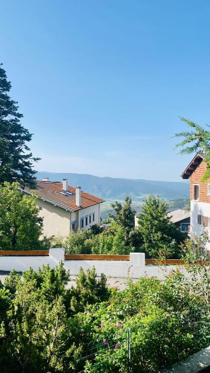 丰罗默奥代洛维亚Font-Romeu : T2 avec grande terrasse et garage的享有树木和建筑的景色