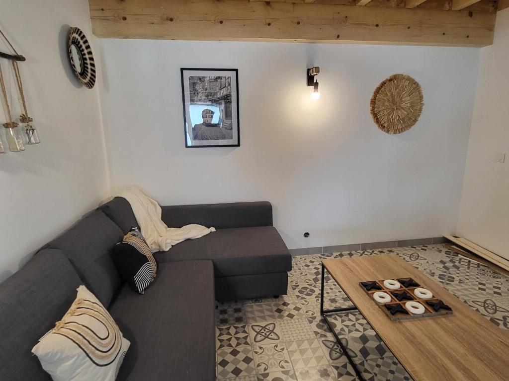 Carla-de-RoquefortLa Grange - 10 couchages的客厅配有沙发和桌子