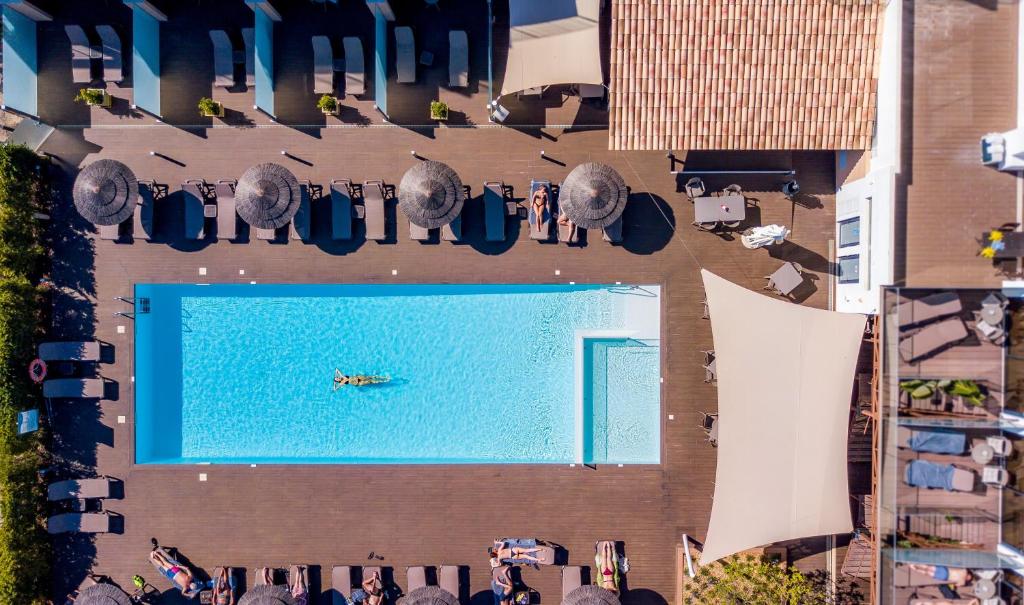拉戈斯Lagos Atlantic Hotel的享有度假村游泳池的顶部景致