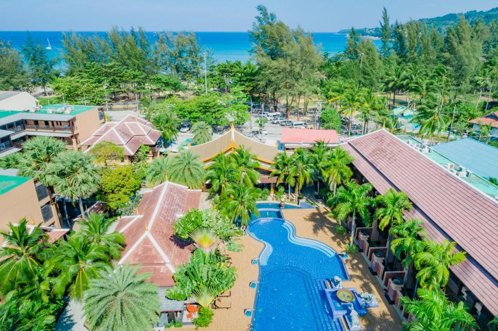 卡马拉海滩Princess Kamala Beachfront Hotel - SHA Extra Plus的享有带游泳池的度假村的空中景致