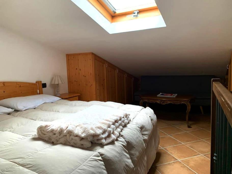 利维松多里[Free Parking] - Casa in Montagna的一间卧室配有两张白色的床和天窗